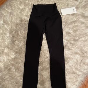 Black lululemon Wunder Under HR Tight 25” -
